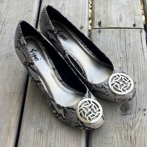 Fioni Women's Snake Print Wedge Heels with Gold Medallion  Size 8